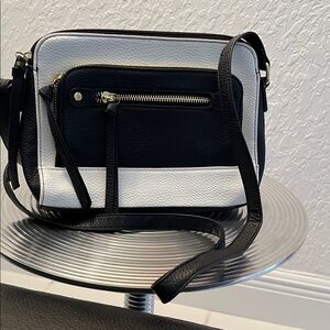APT.9 NWOT BLACK & WHITE FAUX MULTI COMPARTMENT ADJUSTABLE STRAP CROSSBODY BAG